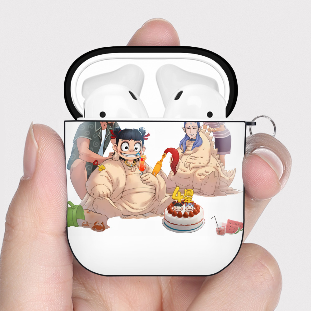 （画像用） Ne Zha 2 ナタ 魔童の大暴れ AirPods 第2世代保護ケース ハードシェル ブラック 耐衝撃・防指紋・カラビナ付き
